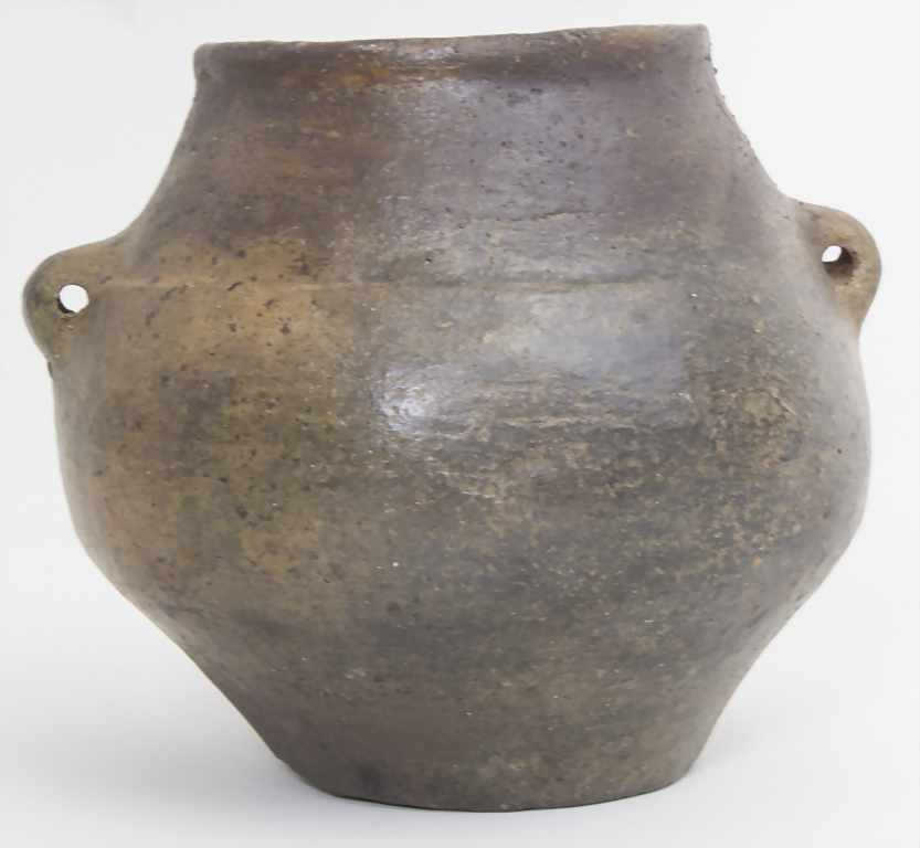 Bronzezeitliches Keramik-Gefäß / A Bronze Age ceramic vessel, Lausitzer ...