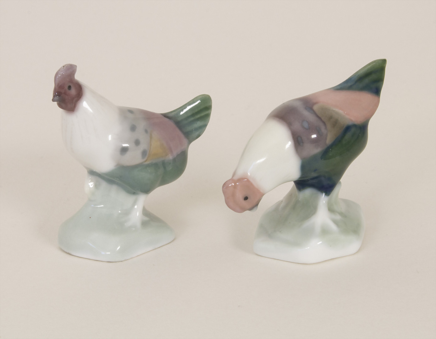 2 Miniatur Hühner / 2 minature chickens, wohl Gebr. Heubach, Lichte, um 1900