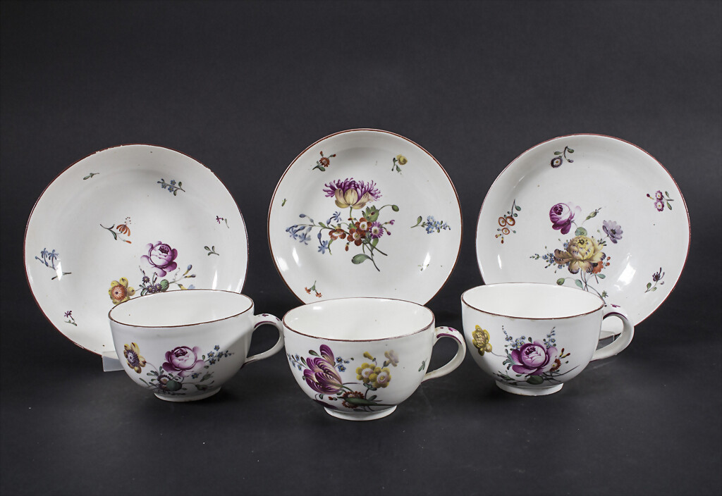 3 Tassen und Untertassen mit Blumenmalerei / 3 cups and saucers with...