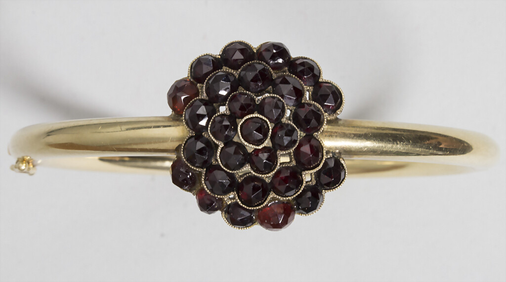 Armreif mit Granat / A gold bangle with garnets