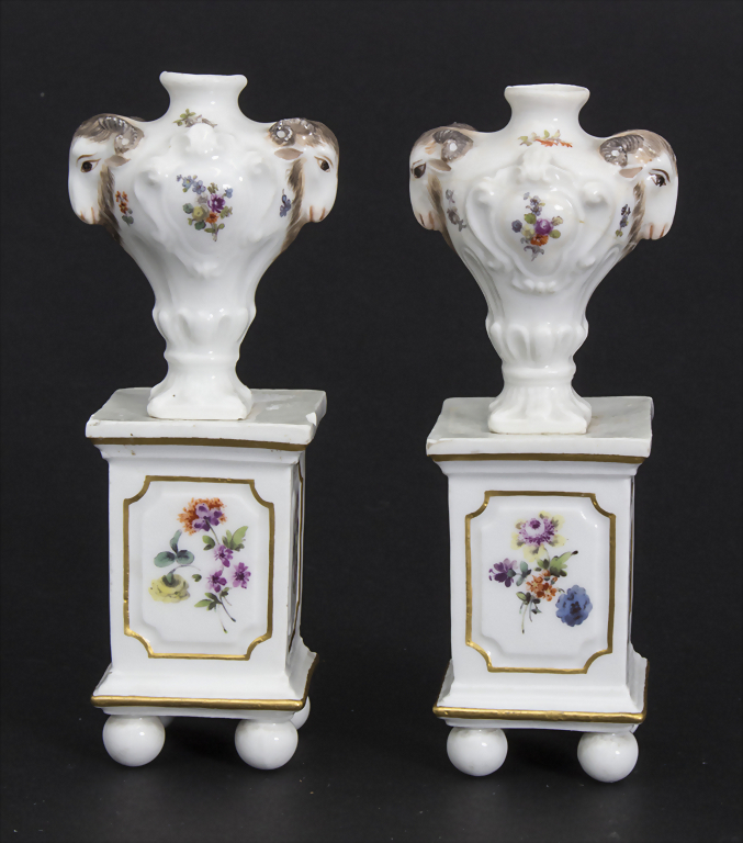 Paar Miniatur Vasen mit Widderköpfen auf Postamenten / A pair of miniature...