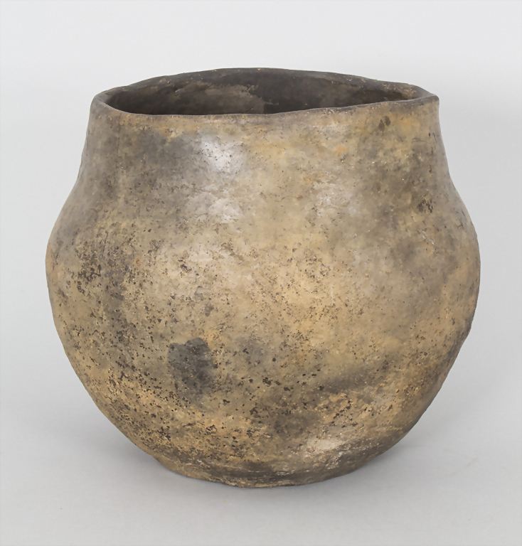 Bronzezeitliches Keramik-Gefäß / A Bronze Age ceramic vessel, Lausitzer ...