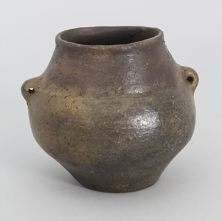 Bronzezeitliches Keramik-Gefäß / A Bronze Age ceramic vessel, Lausitzer ...