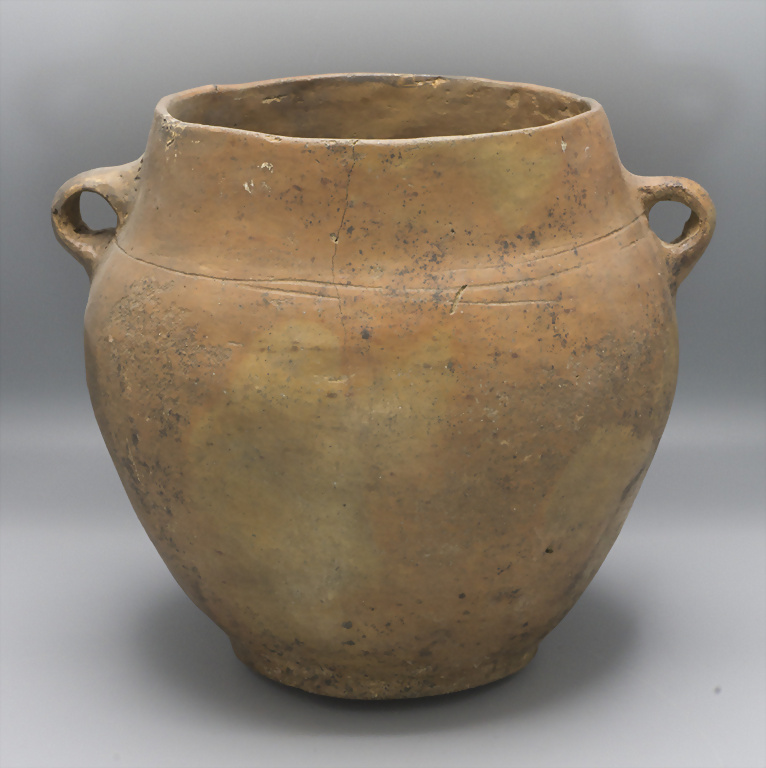 Bronzezeitliches Keramik-Gefäß / A Bronze Age ceramic vessel, Lausitzer ...