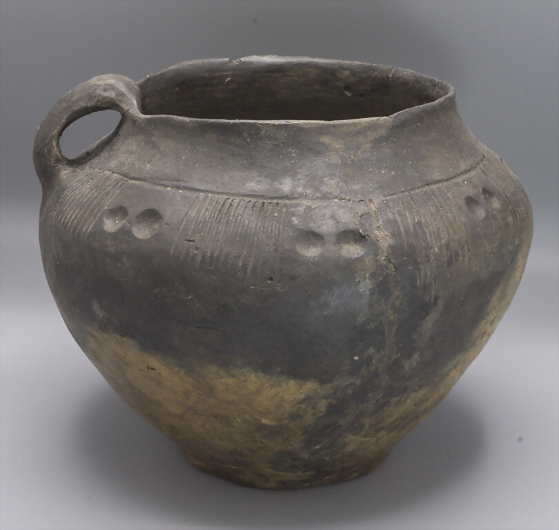 Bronzezeitliches Keramik-Gefäß / A Bronze Age ceramic vessel, Lausitzer ...