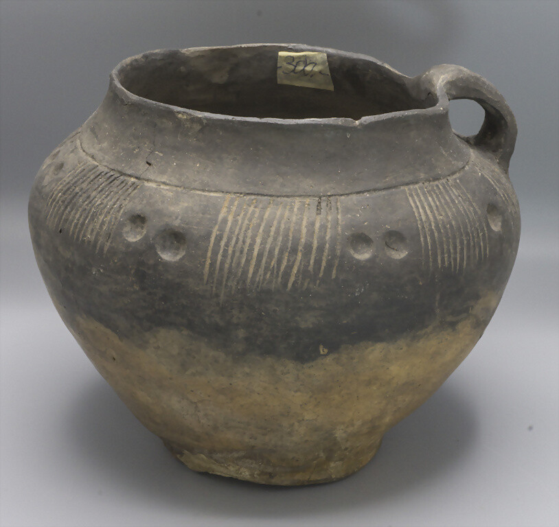 Bronzezeitliches Keramik-Gefäß / A Bronze Age ceramic vessel, Lausitzer ...