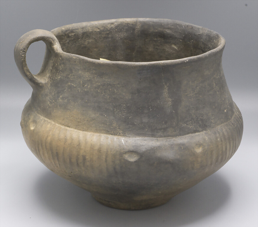 Bronzezeitliches Keramik-Gefäß / A Bronze Age ceramic vessel, Lausitzer ...