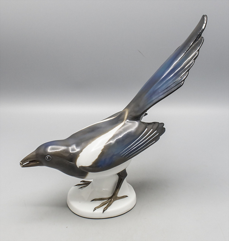 Vogelfigur 'Elster' / A figure of a magpie, Porzellanfabrik Ilse Pfeffer...